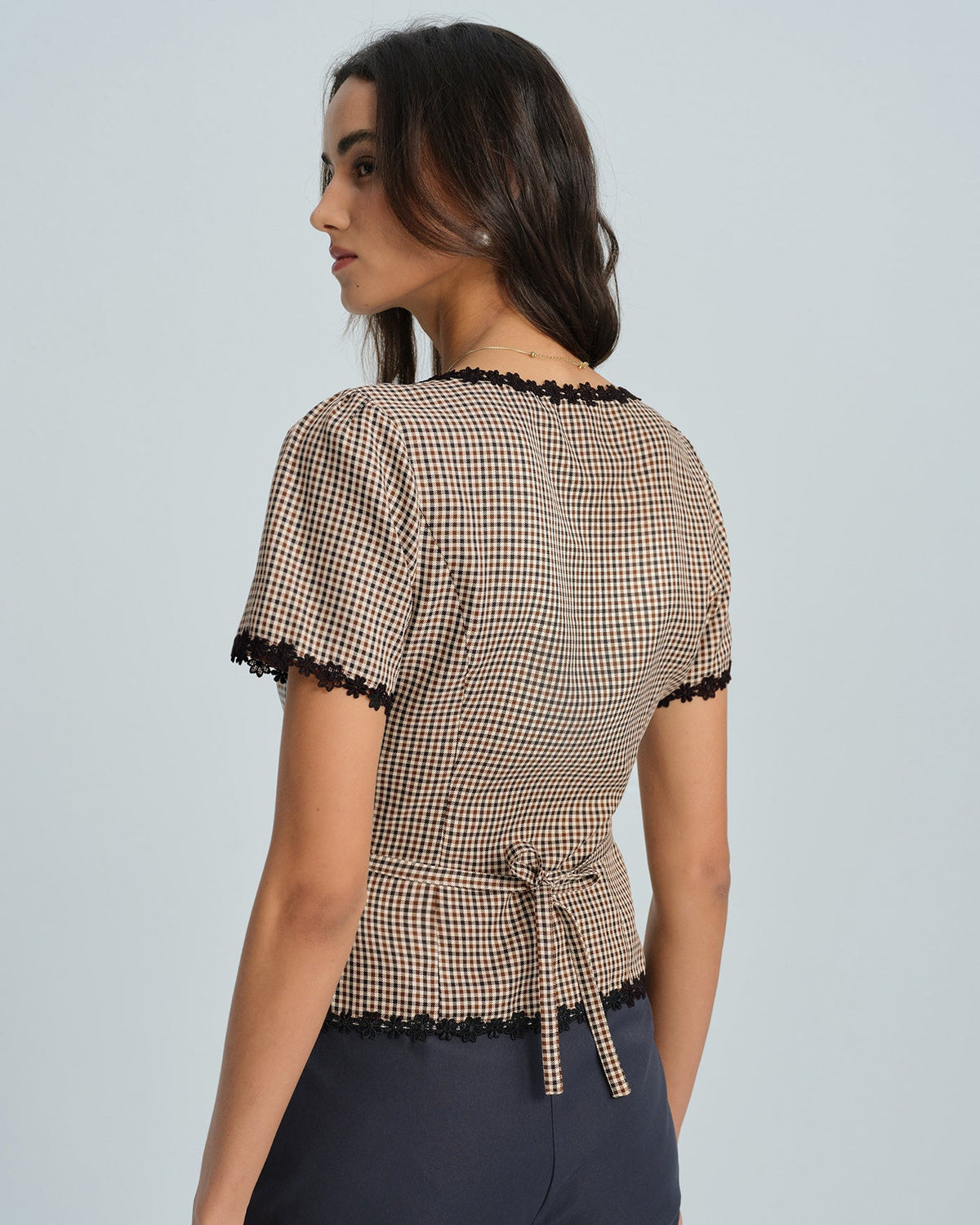 Blusa a cuadros color café con cuello cuadrado