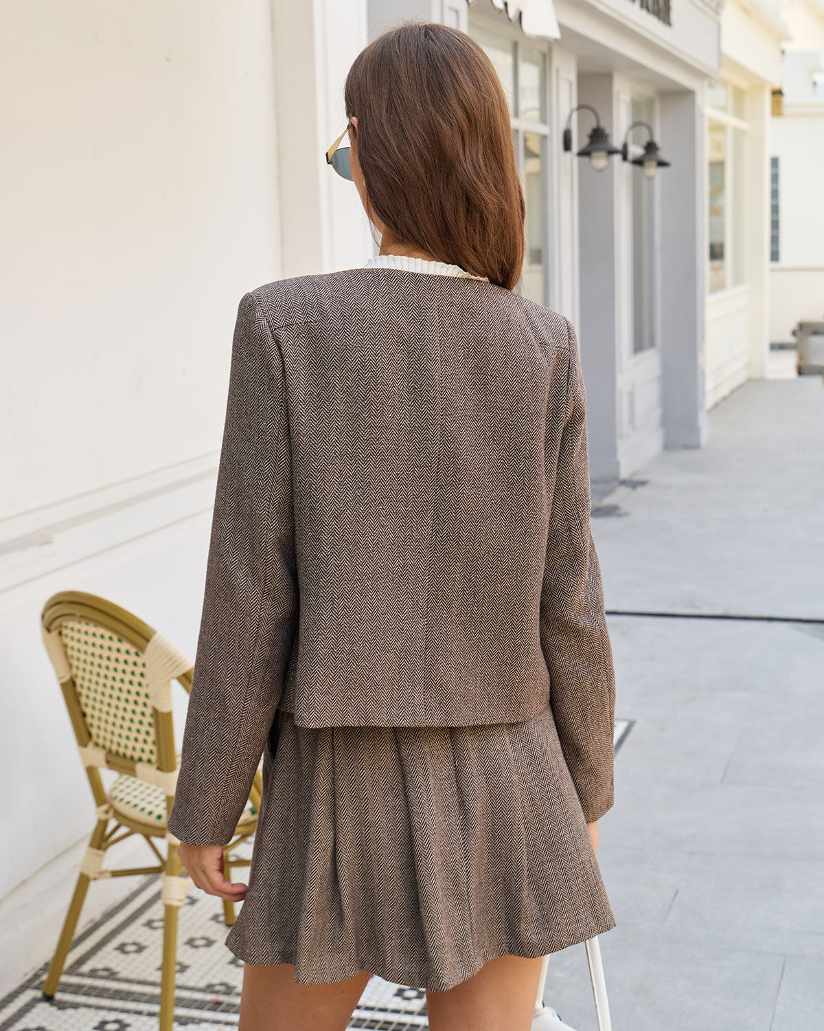 Chaqueta marrón con bolsillos abotonados