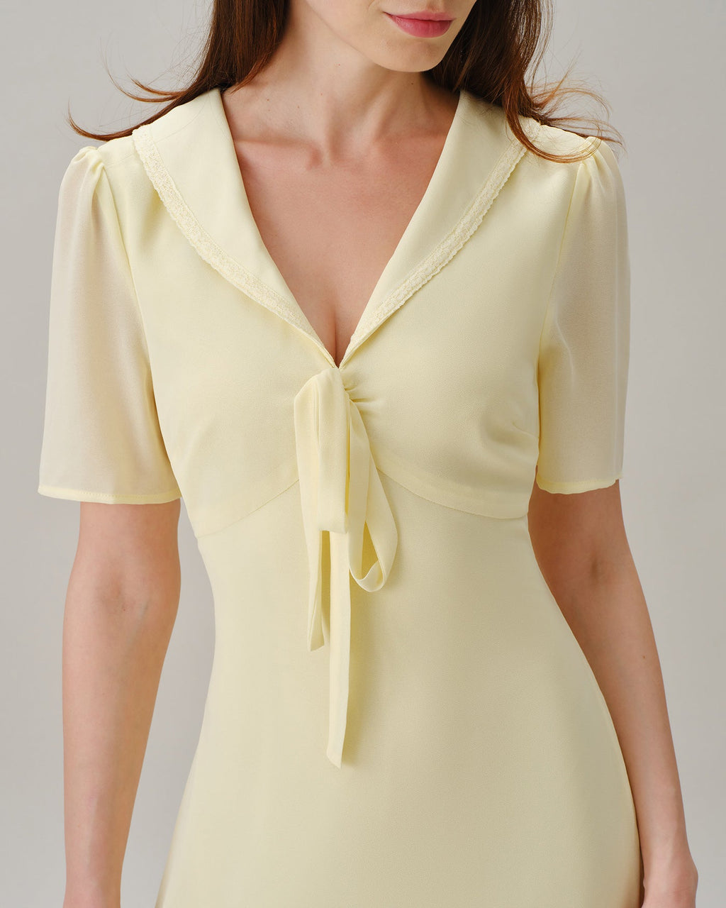 Vestido maxi de túnica amarillo con escote en V y lazo