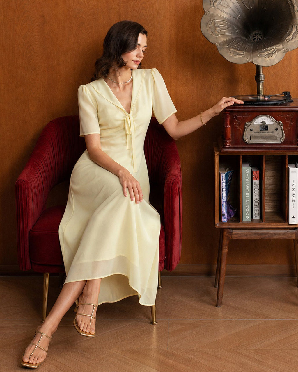 Vestido maxi de túnica amarillo con escote en V y lazo