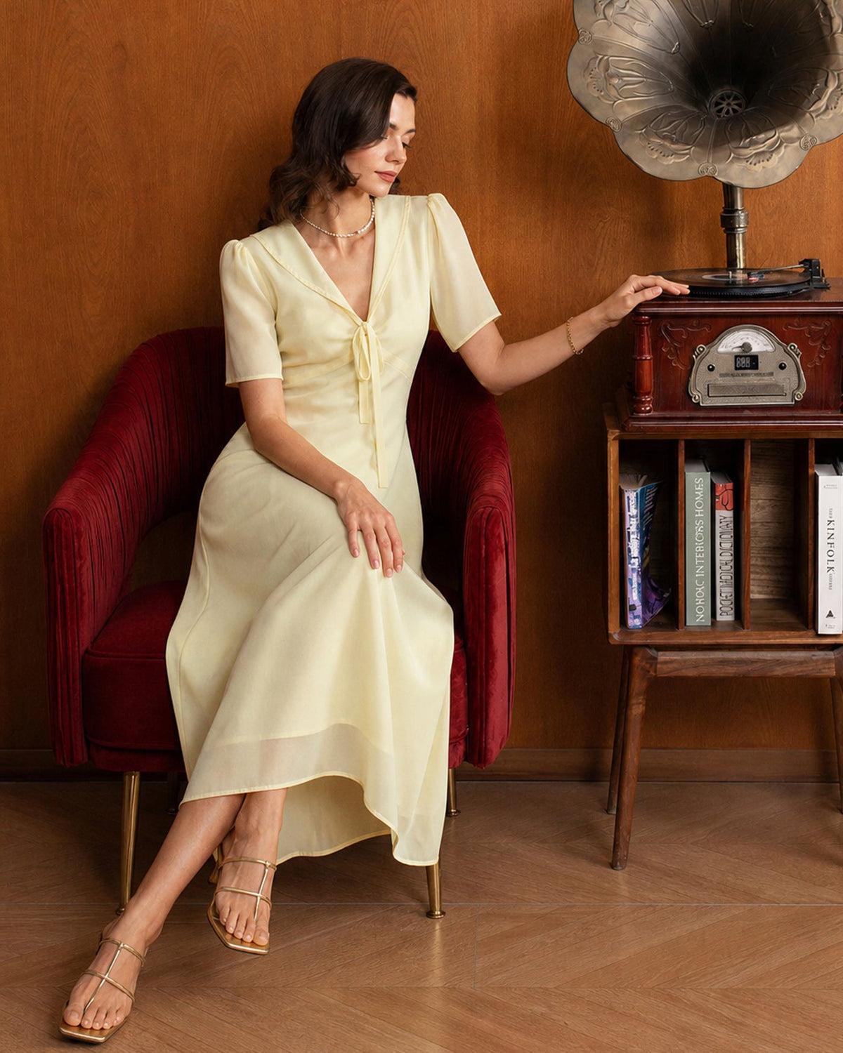 Vestido maxi de túnica amarillo con escote en V y lazo