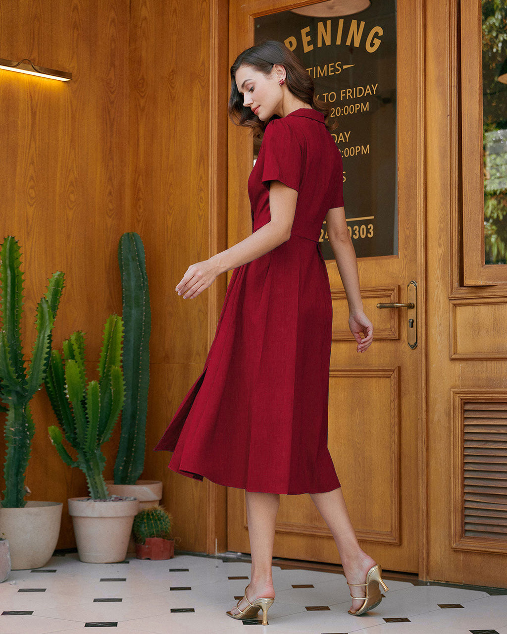 Vestido midi rojo de línea A con pliegues y botones