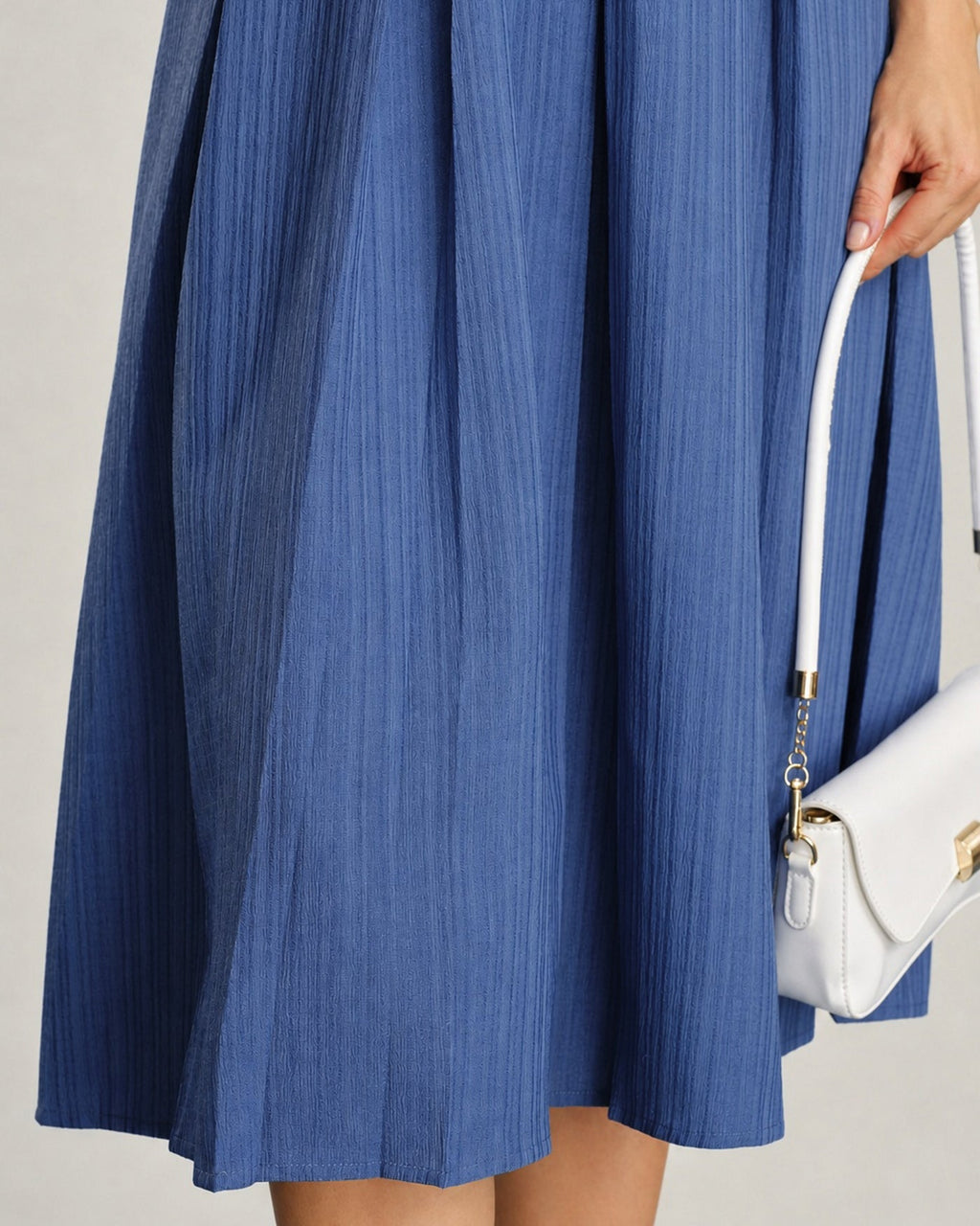 Vestido midi con cuello azul y botones