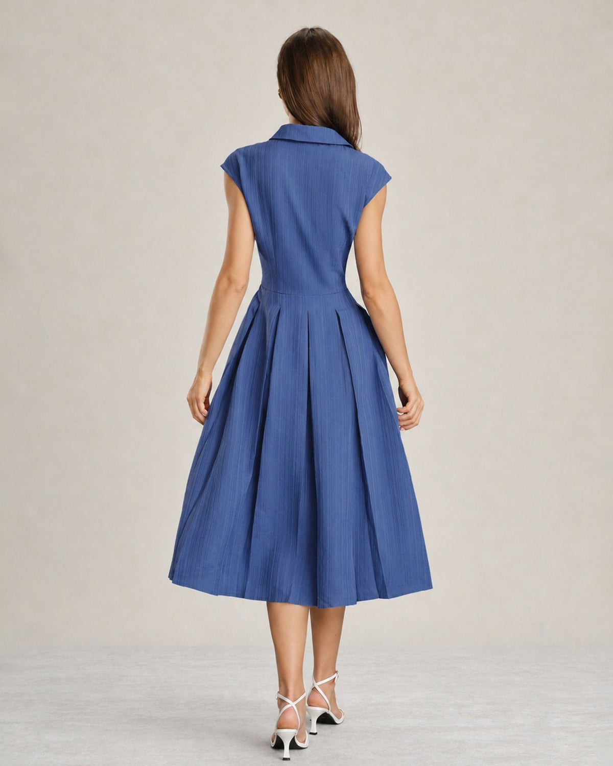 Vestido midi con cuello azul y botones