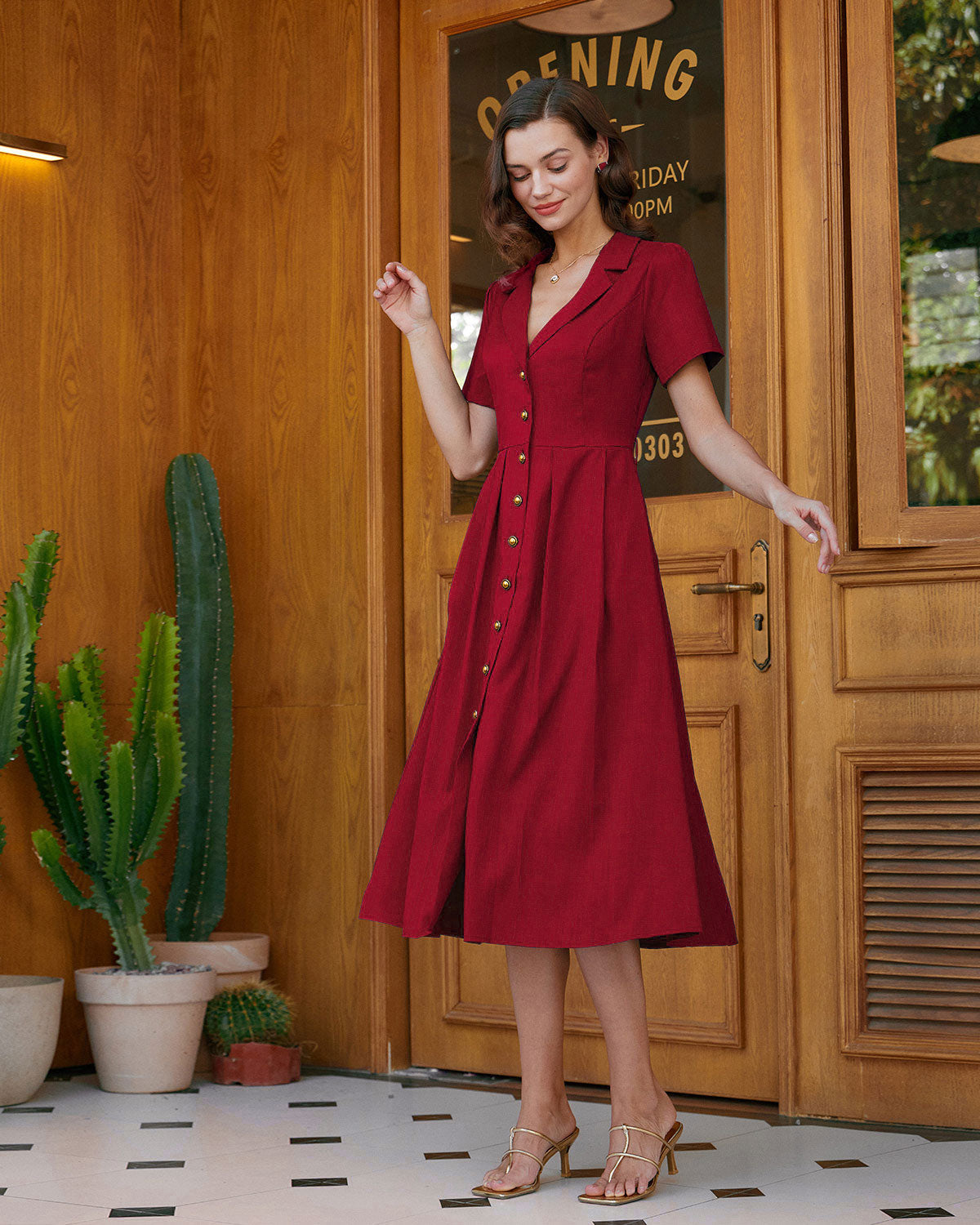 Vestido midi rojo de línea A con pliegues y botones