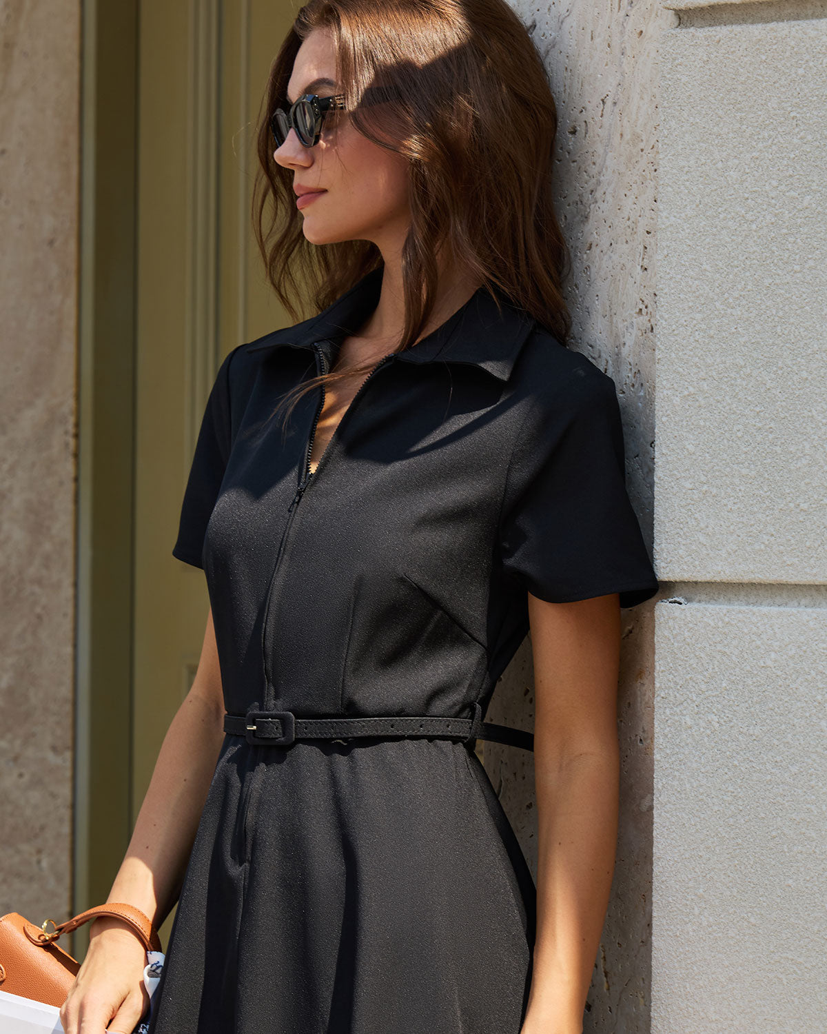 Vestido midi negro con cinturón de silueta en A