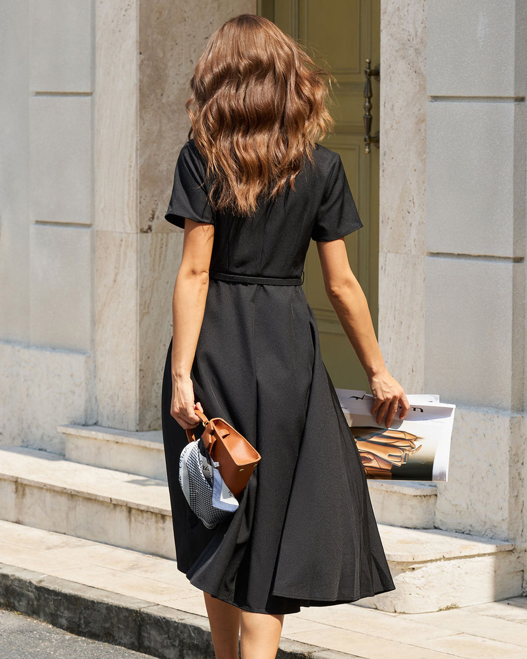 Vestido midi negro con cinturón de silueta en A