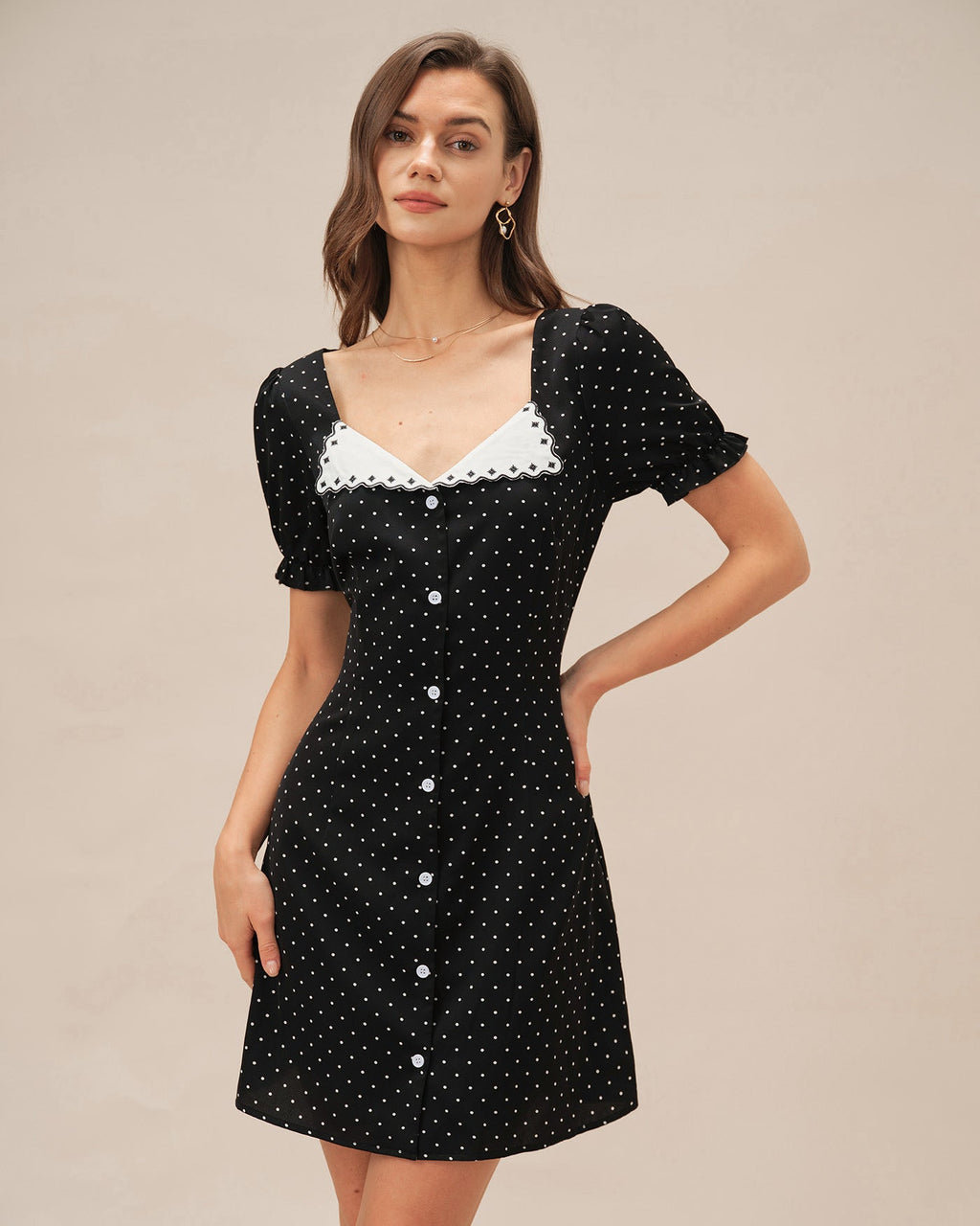 Vestido corto negro con lunares y escote en V