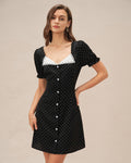 Vestido corto negro con lunares y escote en V