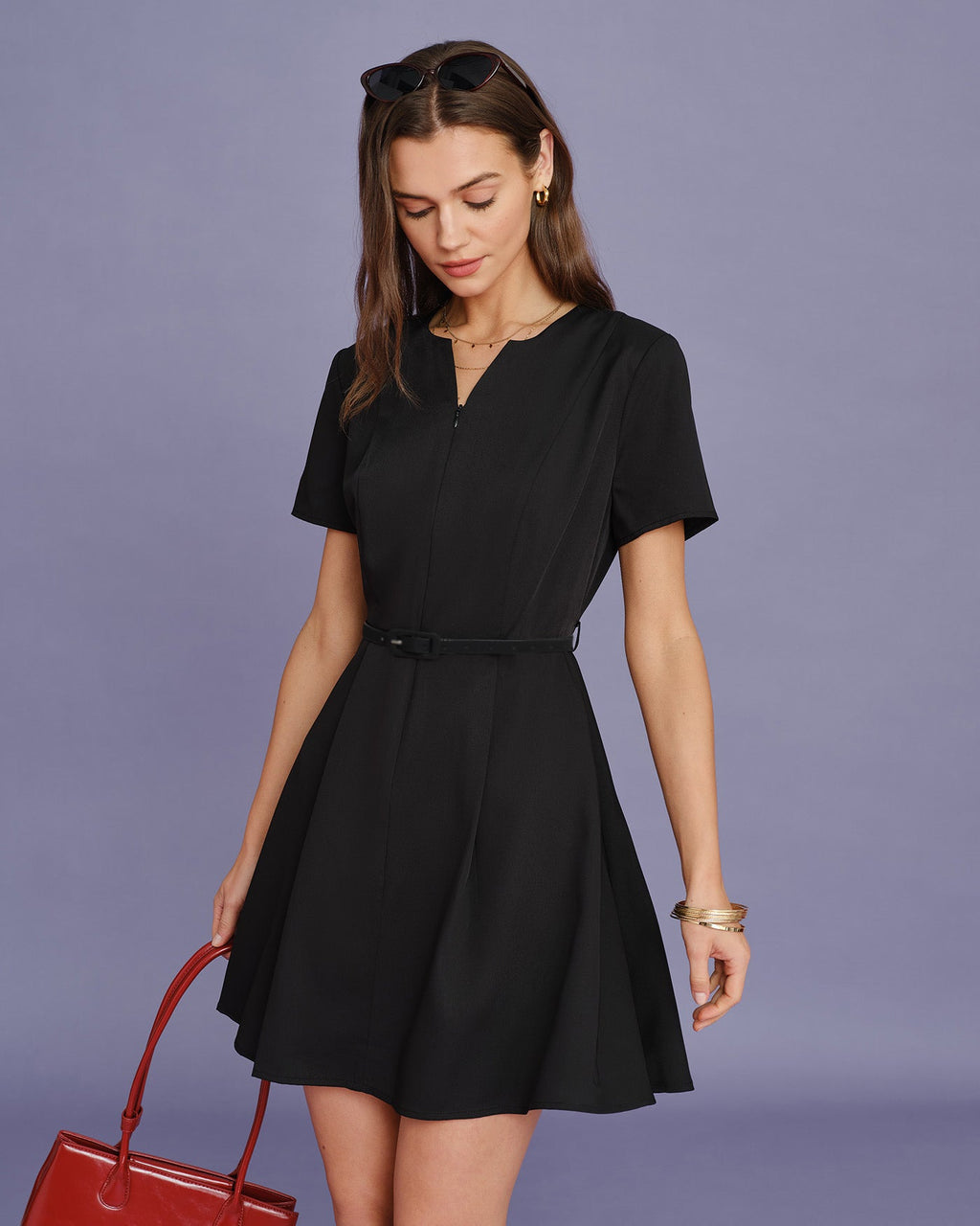 Vestido mini negro con fruncidos y cinturón