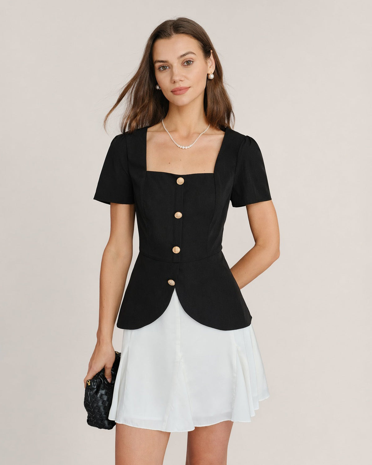 Vestido corto negro de cuello cuadrado con contraste
