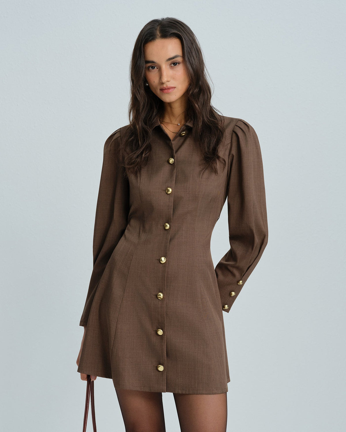Vestido corto marrón con lazo y botones