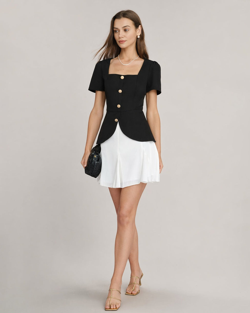 Vestido corto negro de cuello cuadrado con contraste