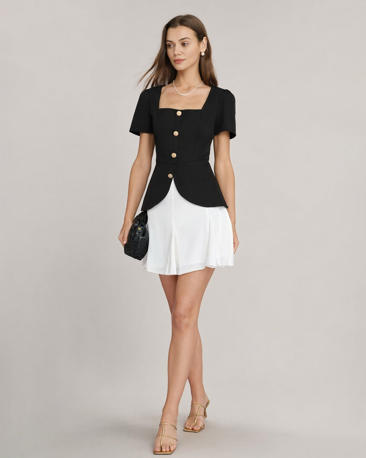 Vestido corto negro de cuello cuadrado con contraste