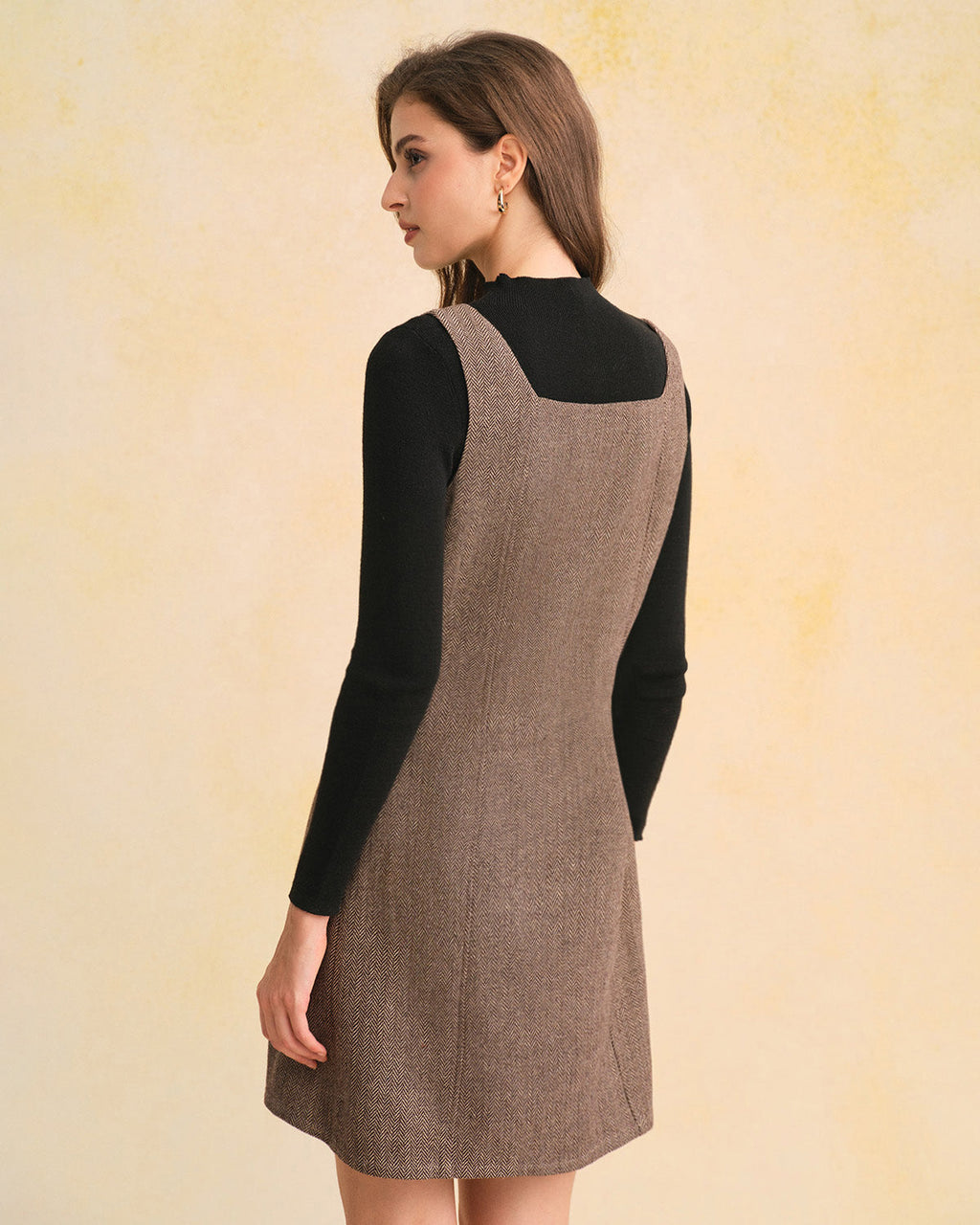 Vestido corto marrón con escote cuadrado sin mangas