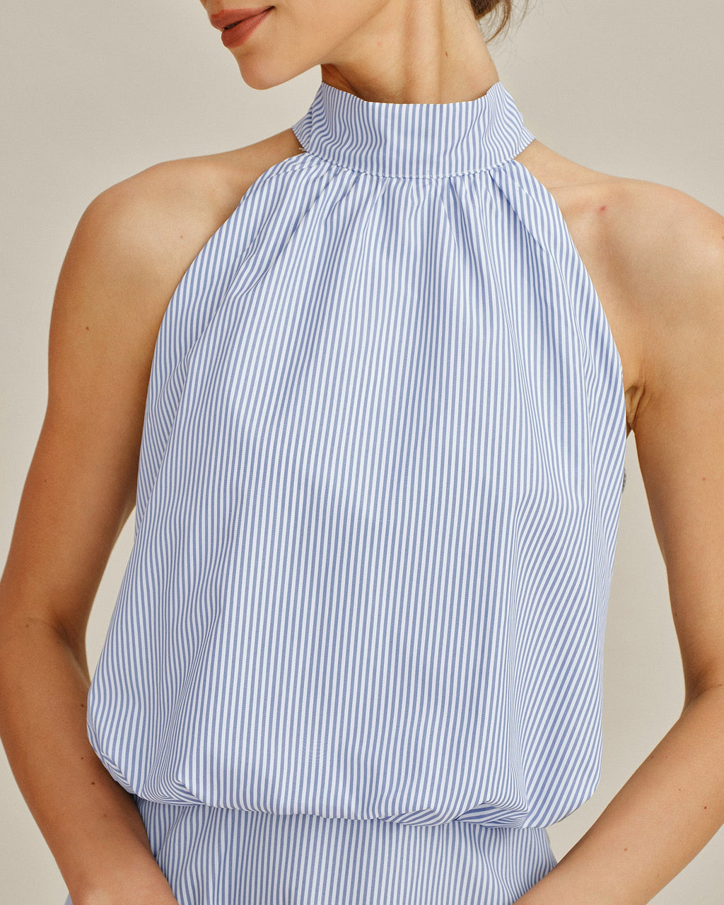 Vestido corto azul a rayas con cuello alto y lazo
