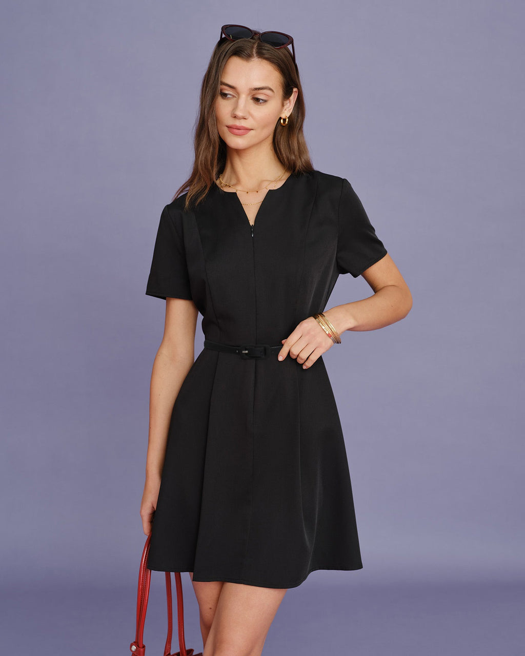 Vestido mini negro con fruncidos y cinturón