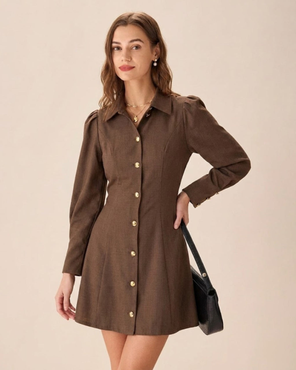 Vestido corto marrón con lazo y botones