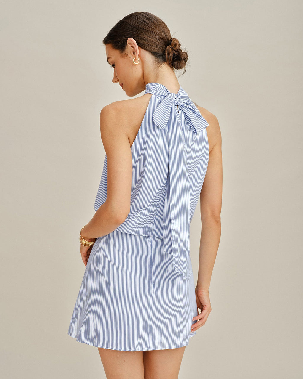 Vestido corto azul a rayas con cuello alto y lazo