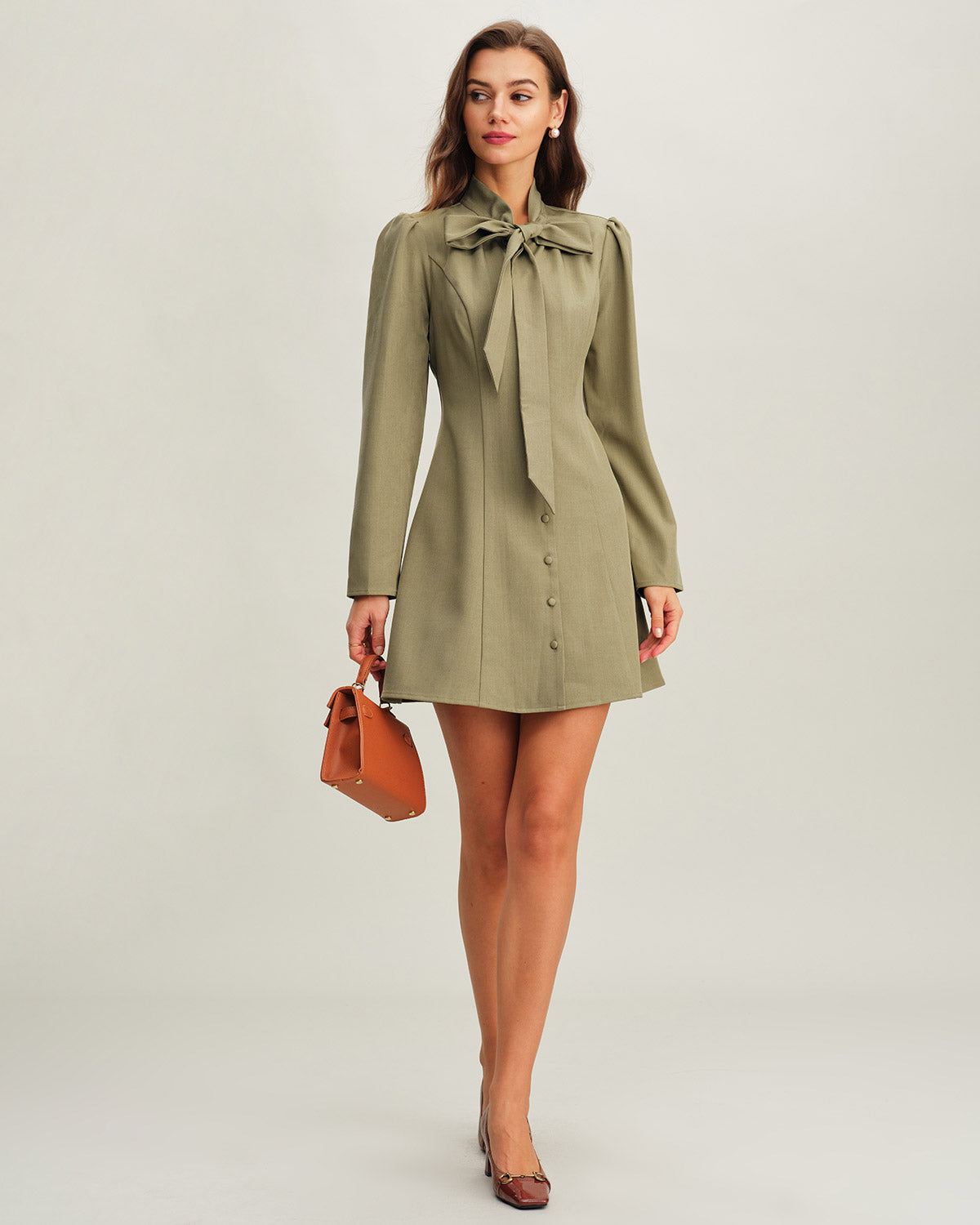 Vestido corto verde de línea A con cuello de lazo