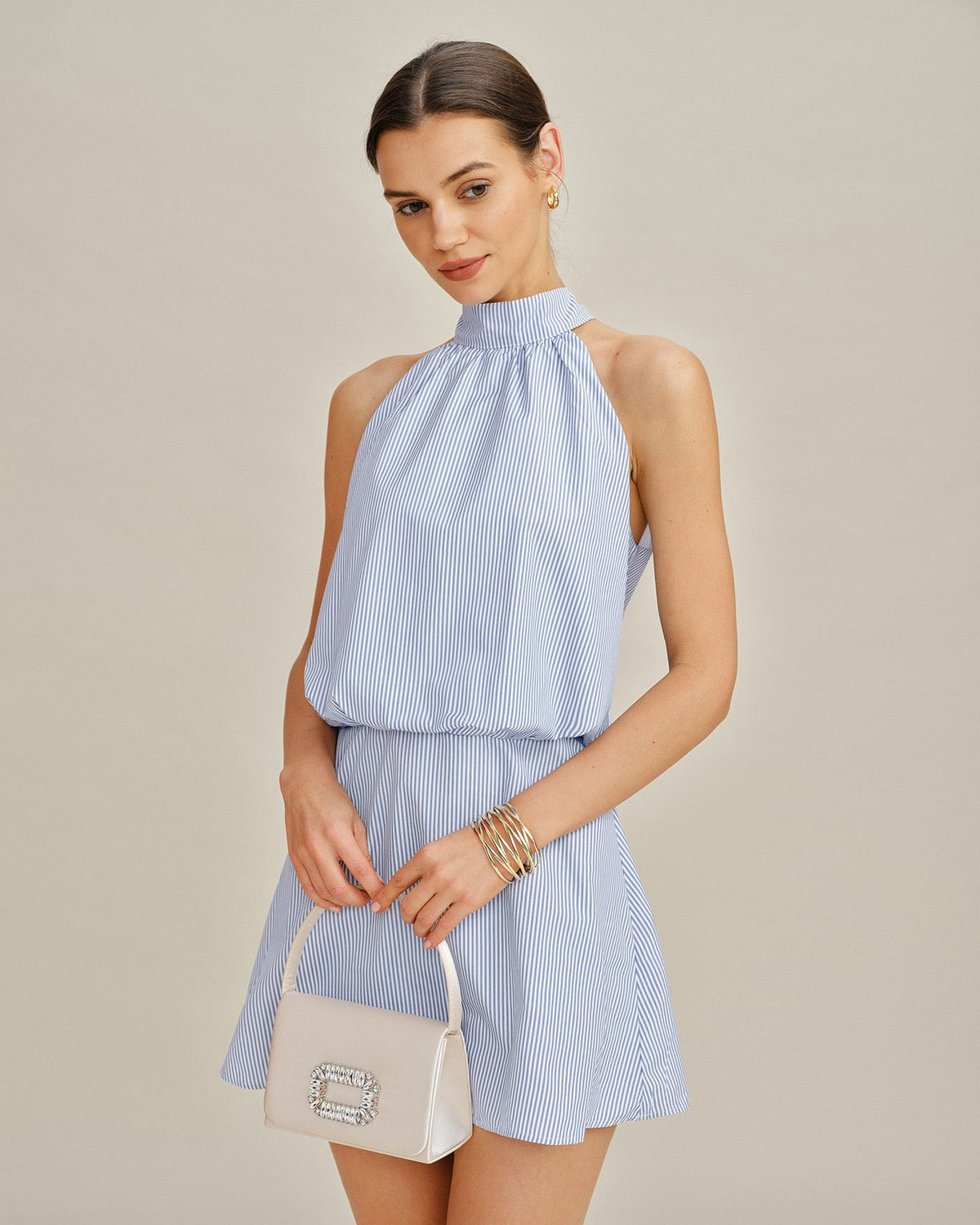 Vestido corto azul a rayas con cuello alto y lazo