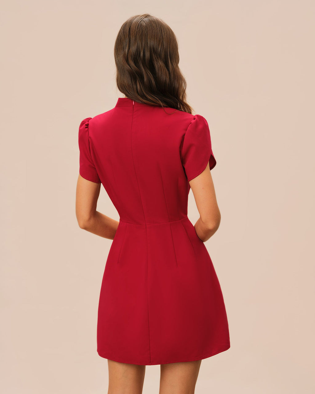 Vestido corto rojo con mangas en forma de pétalo