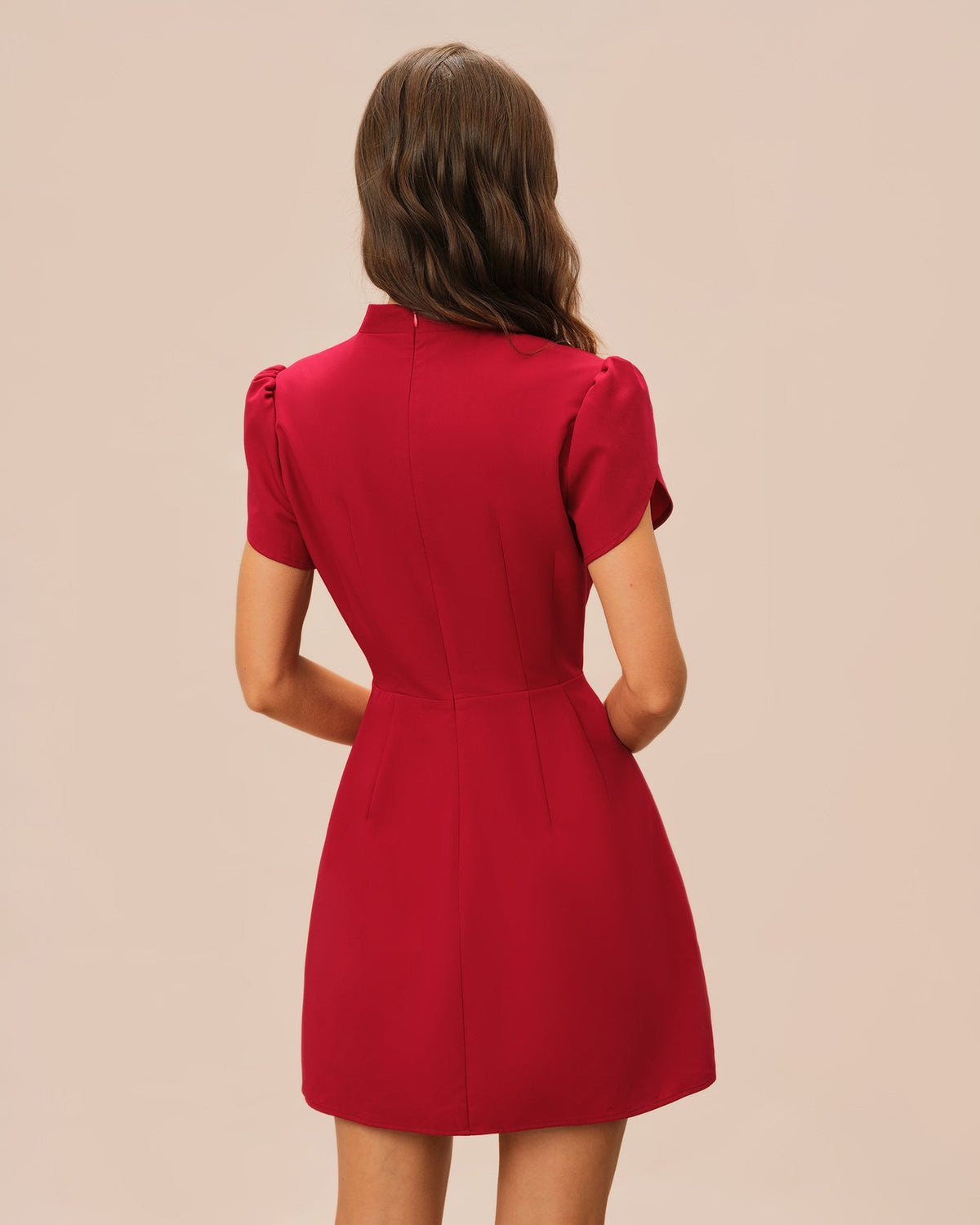 Vestido corto rojo con mangas en forma de pétalo