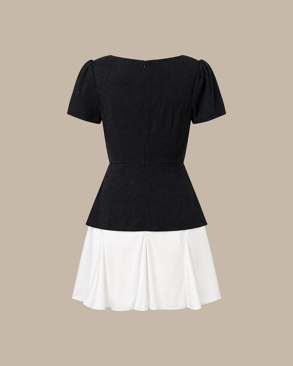 Vestido corto negro de cuello cuadrado con contraste