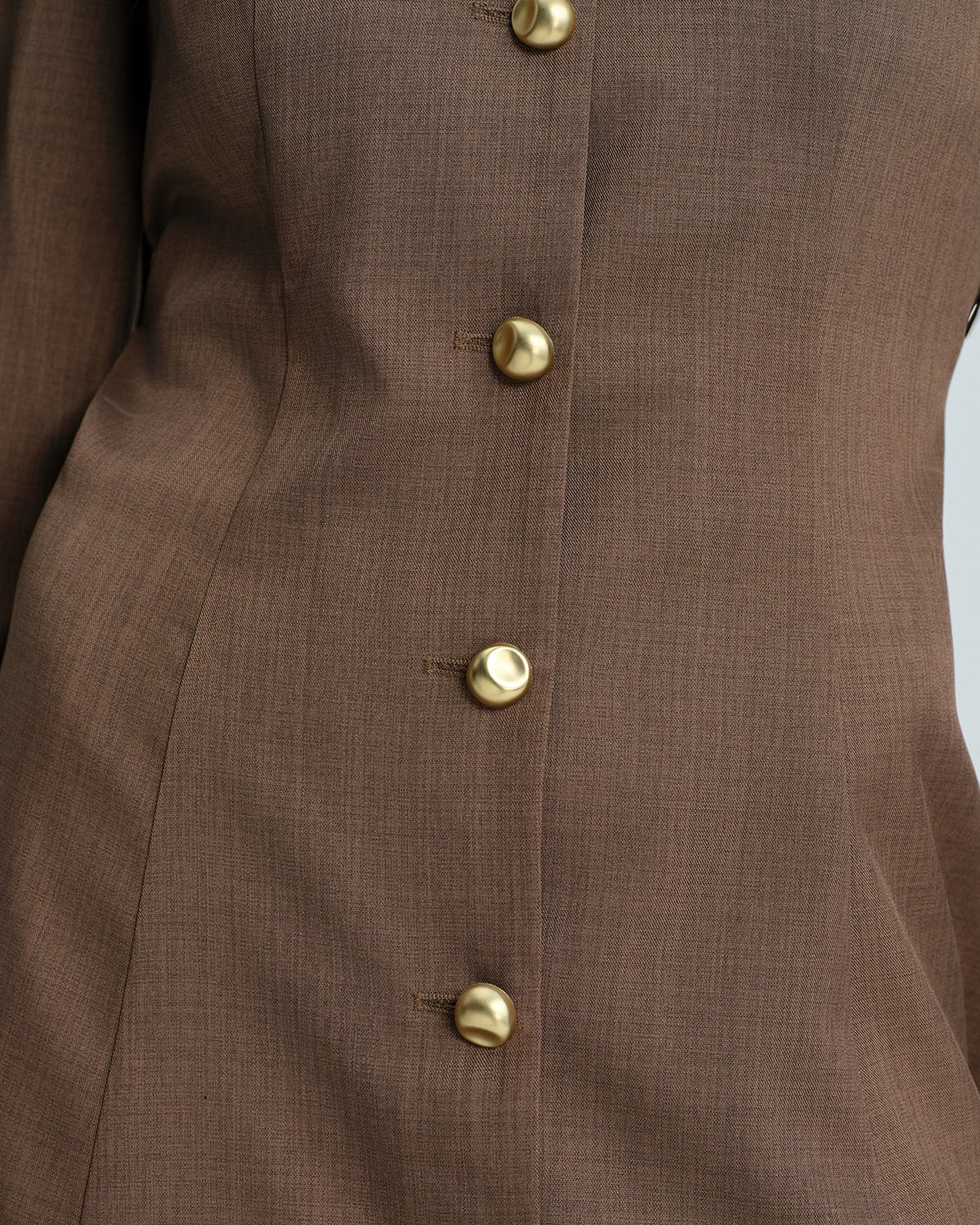 Vestido corto marrón con lazo y botones