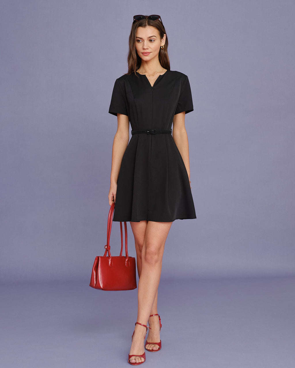 Vestido mini negro con fruncidos y cinturón