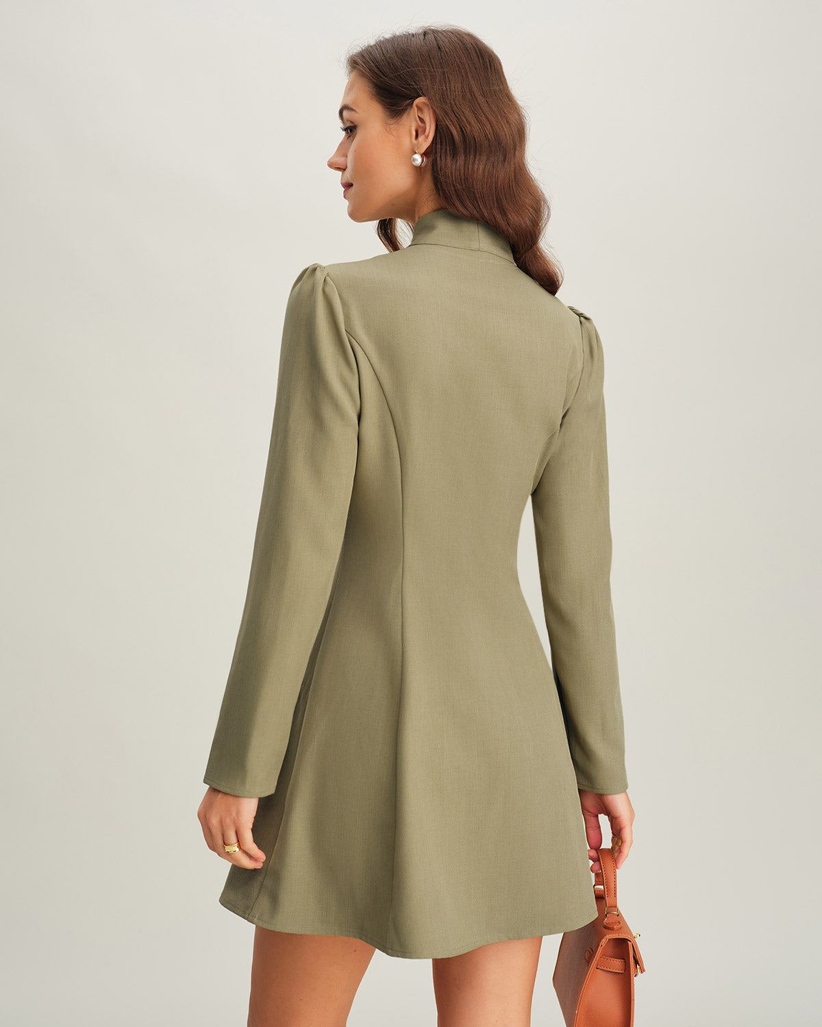 Vestido corto verde de línea A con cuello de lazo