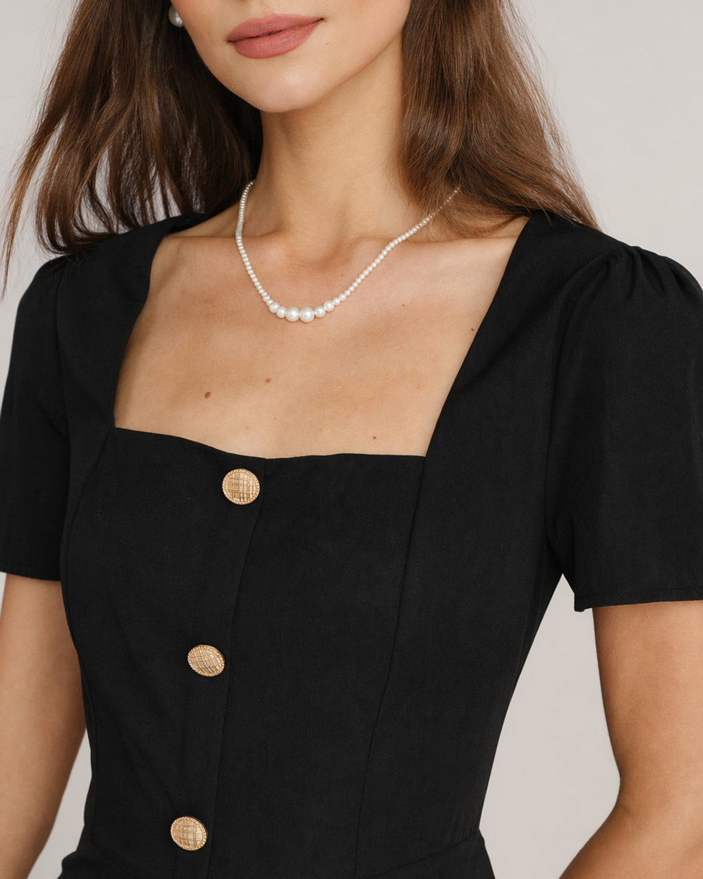 Vestido corto negro de cuello cuadrado con contraste