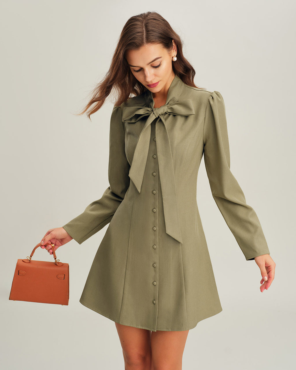 Vestido corto verde de línea A con cuello de lazo