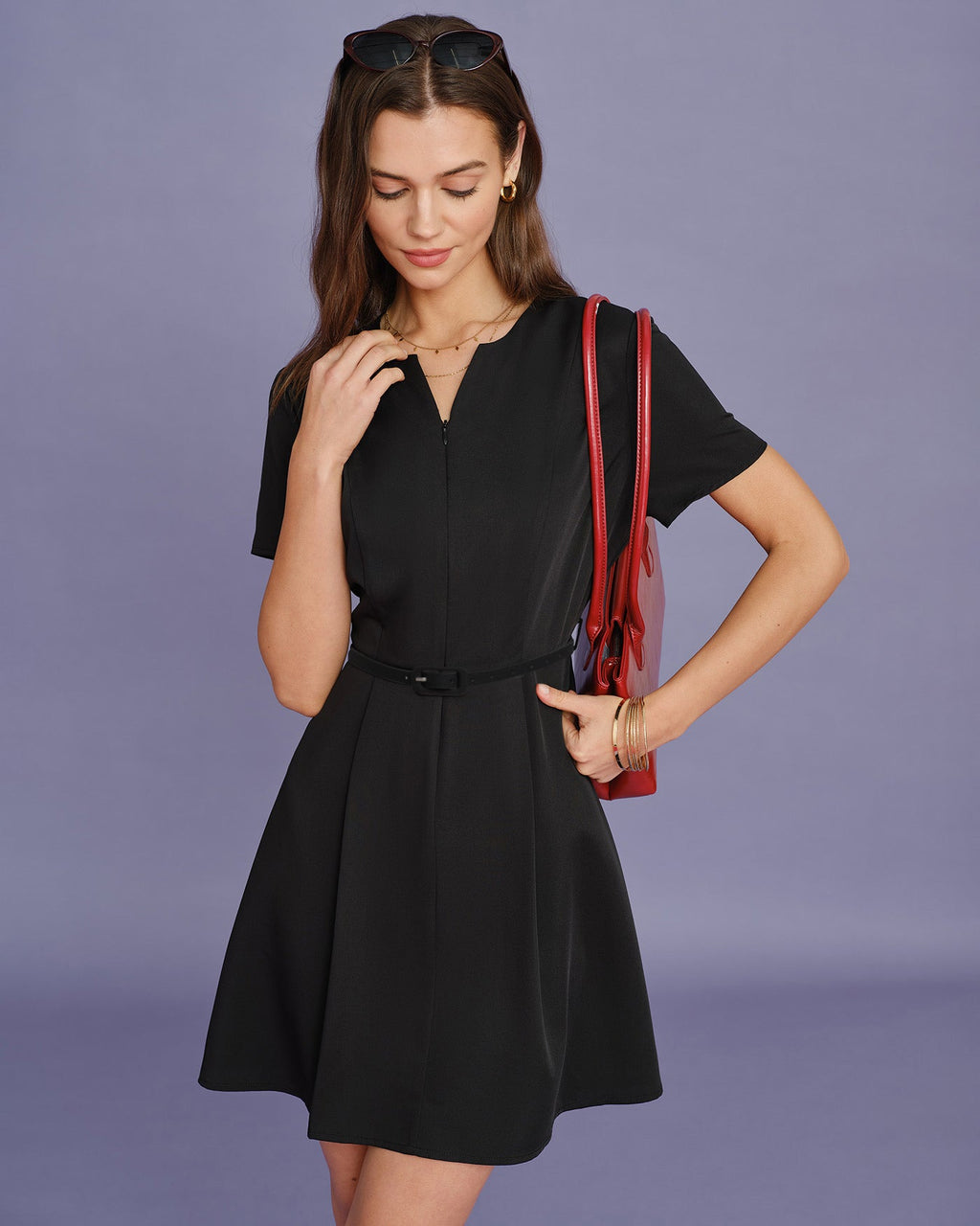 Vestido mini negro con fruncidos y cinturón