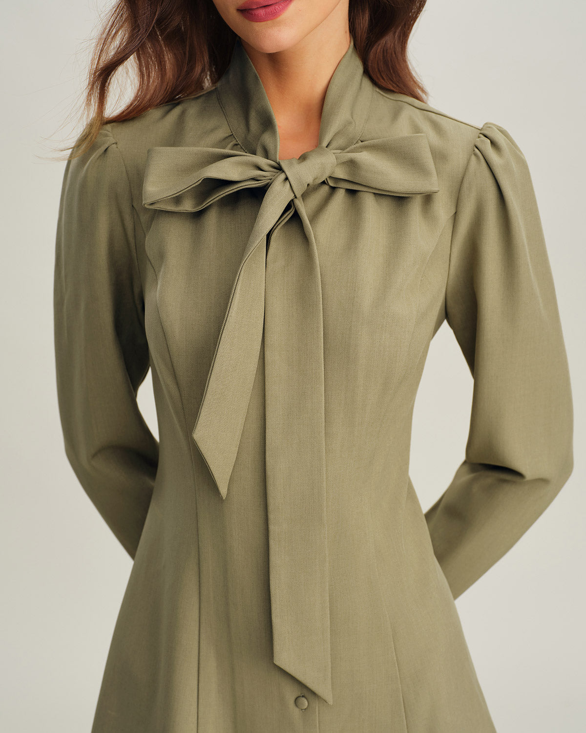 Vestido corto verde de línea A con cuello de lazo