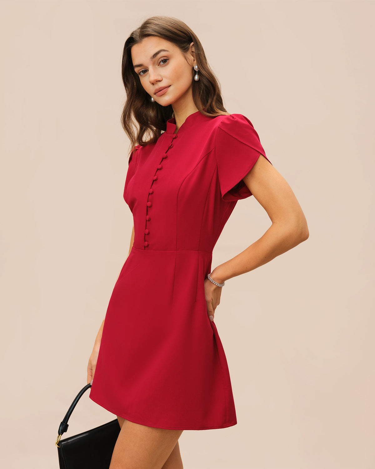 Vestido corto rojo con mangas en forma de pétalo
