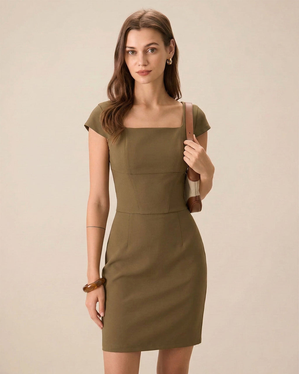Vestido corto marrón con escote cuadrado y manga tipo cap