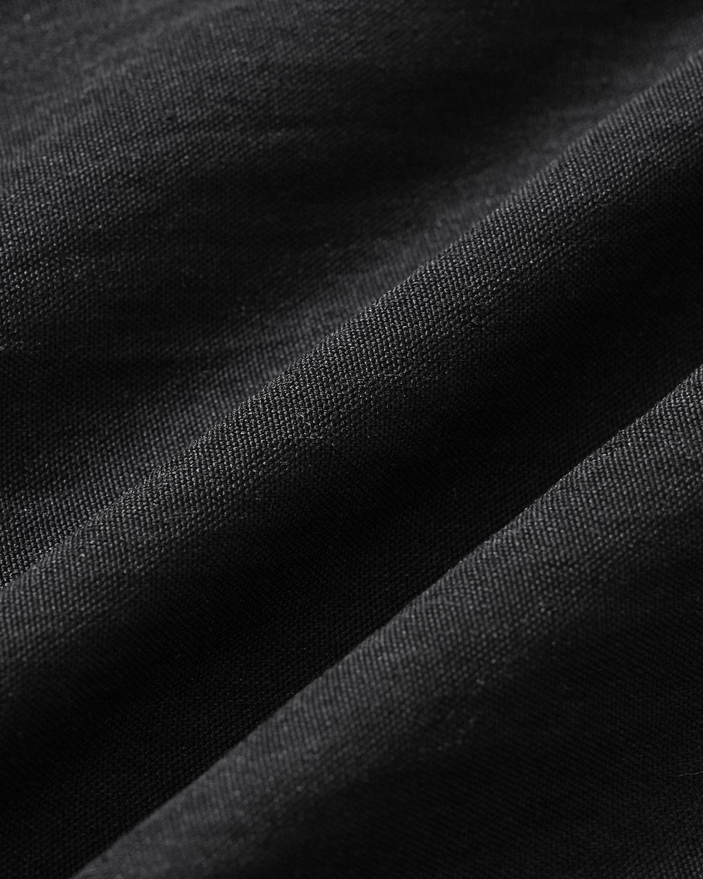 Vestido corto negro de cuello cuadrado con contraste