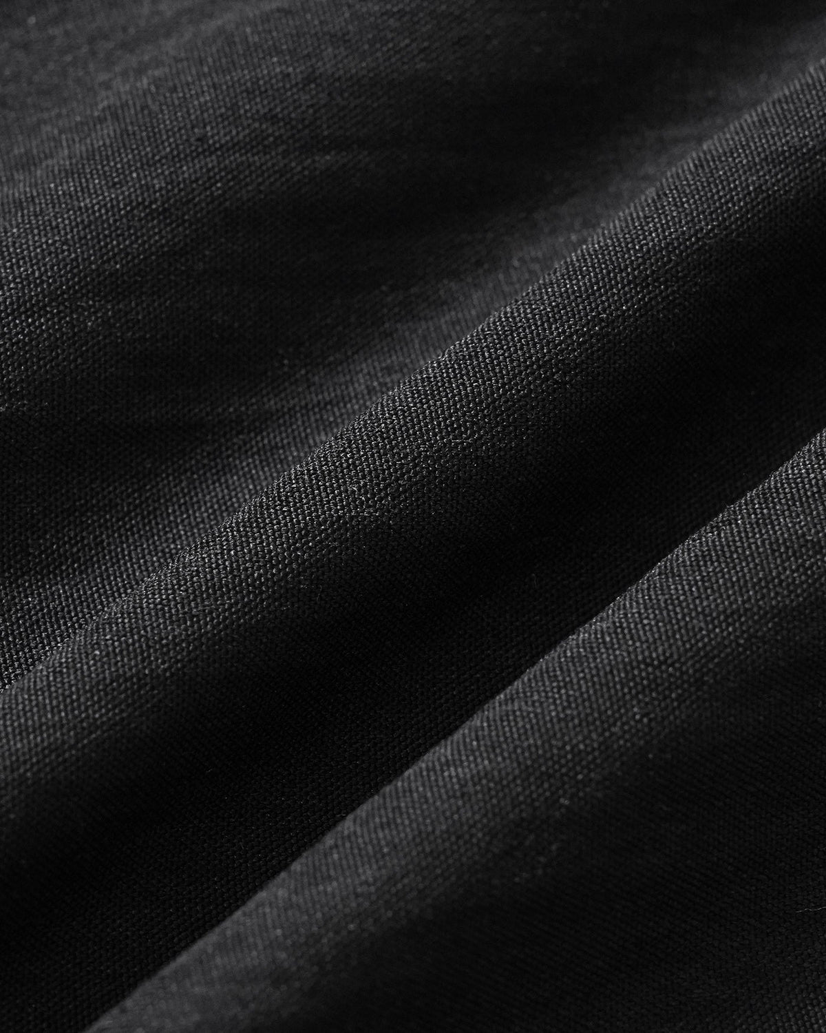 Vestido corto negro de cuello cuadrado con contraste