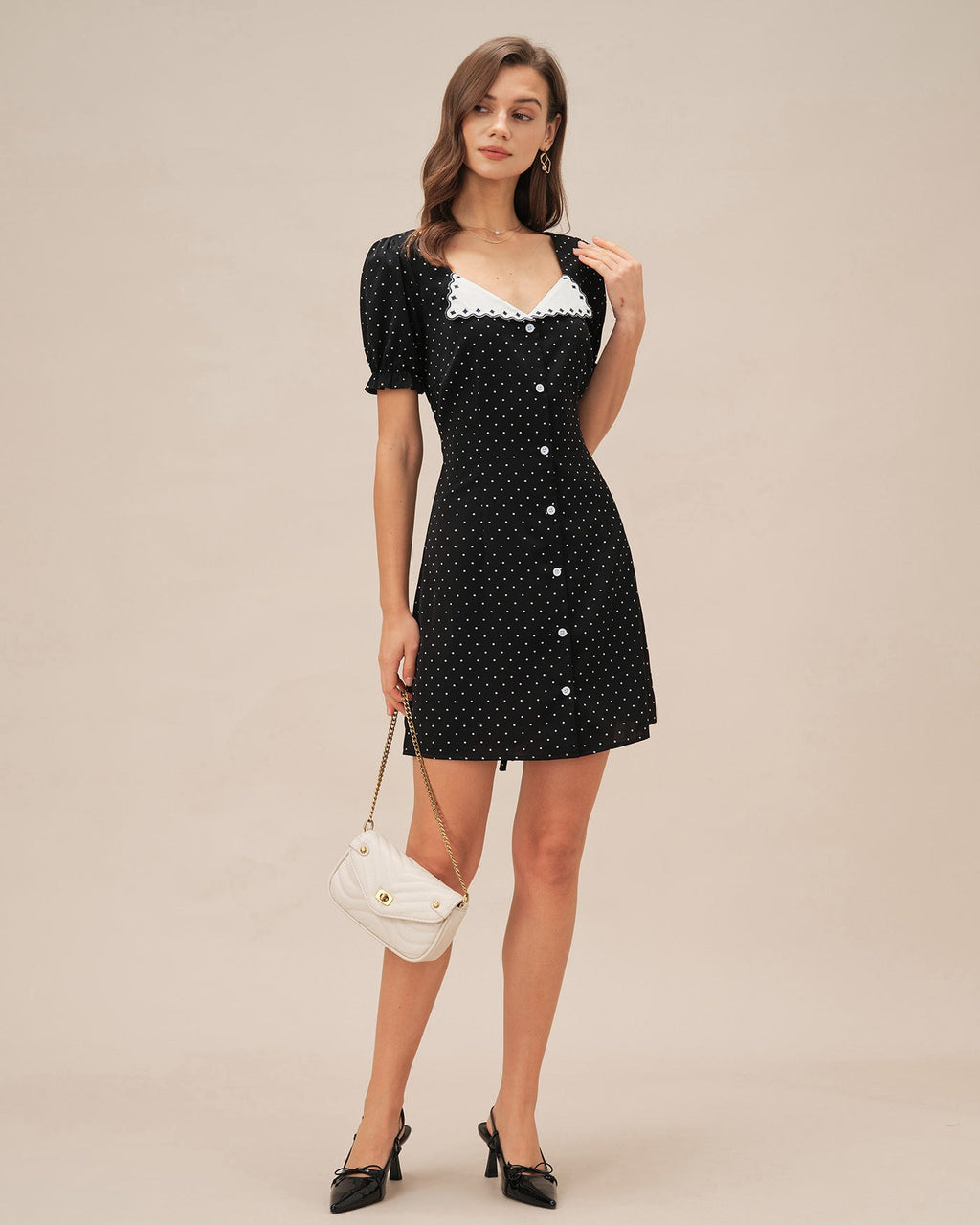 Vestido corto negro con lunares y escote en V