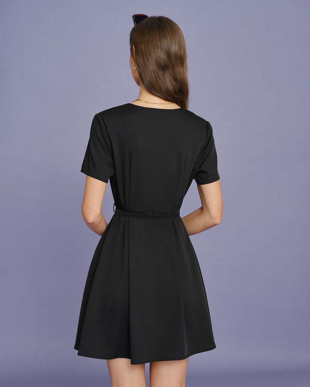 Vestido mini negro con fruncidos y cinturón