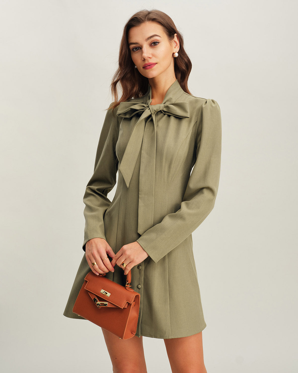 Vestido corto verde de línea A con cuello de lazo