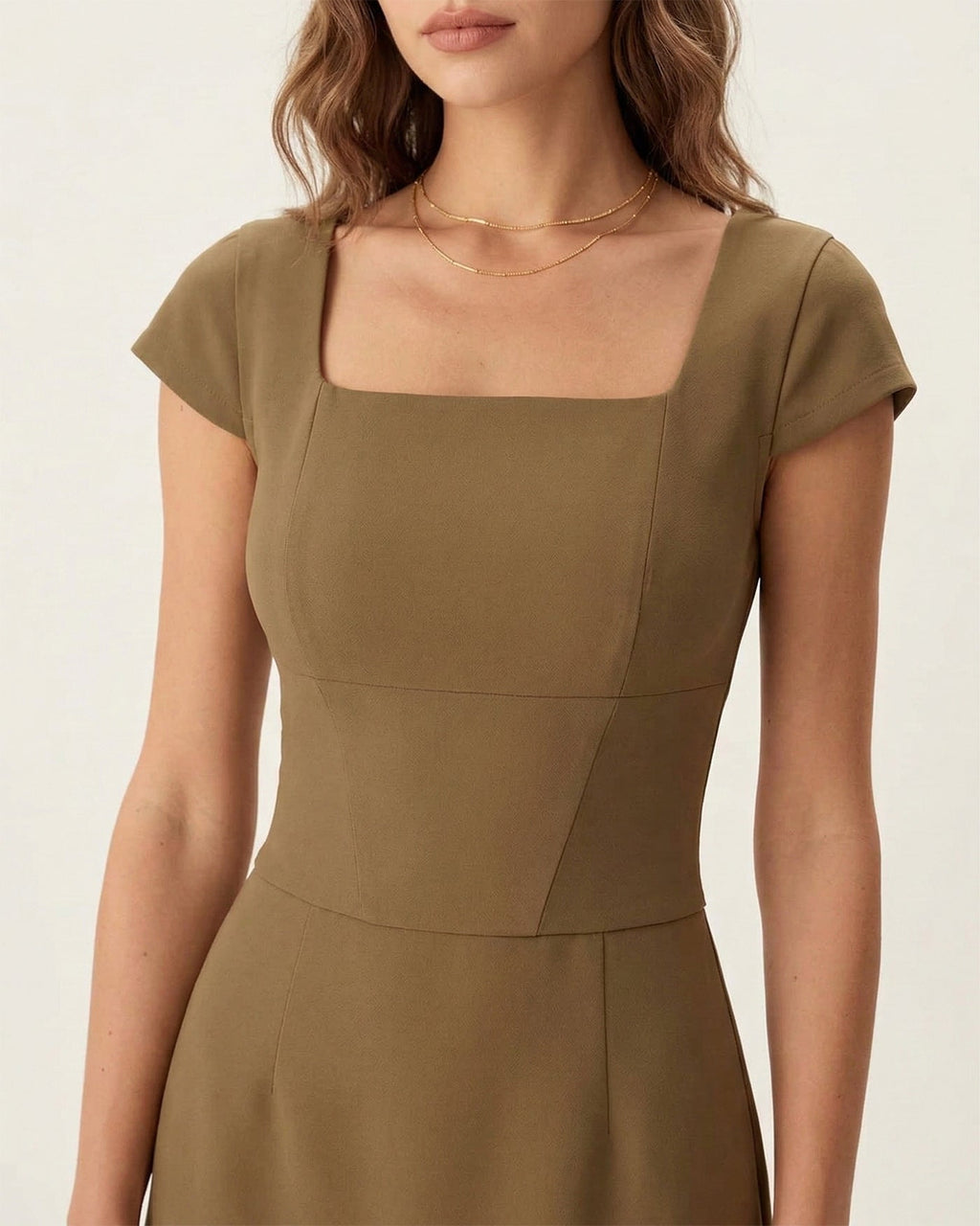 Vestido corto marrón con escote cuadrado y manga tipo cap