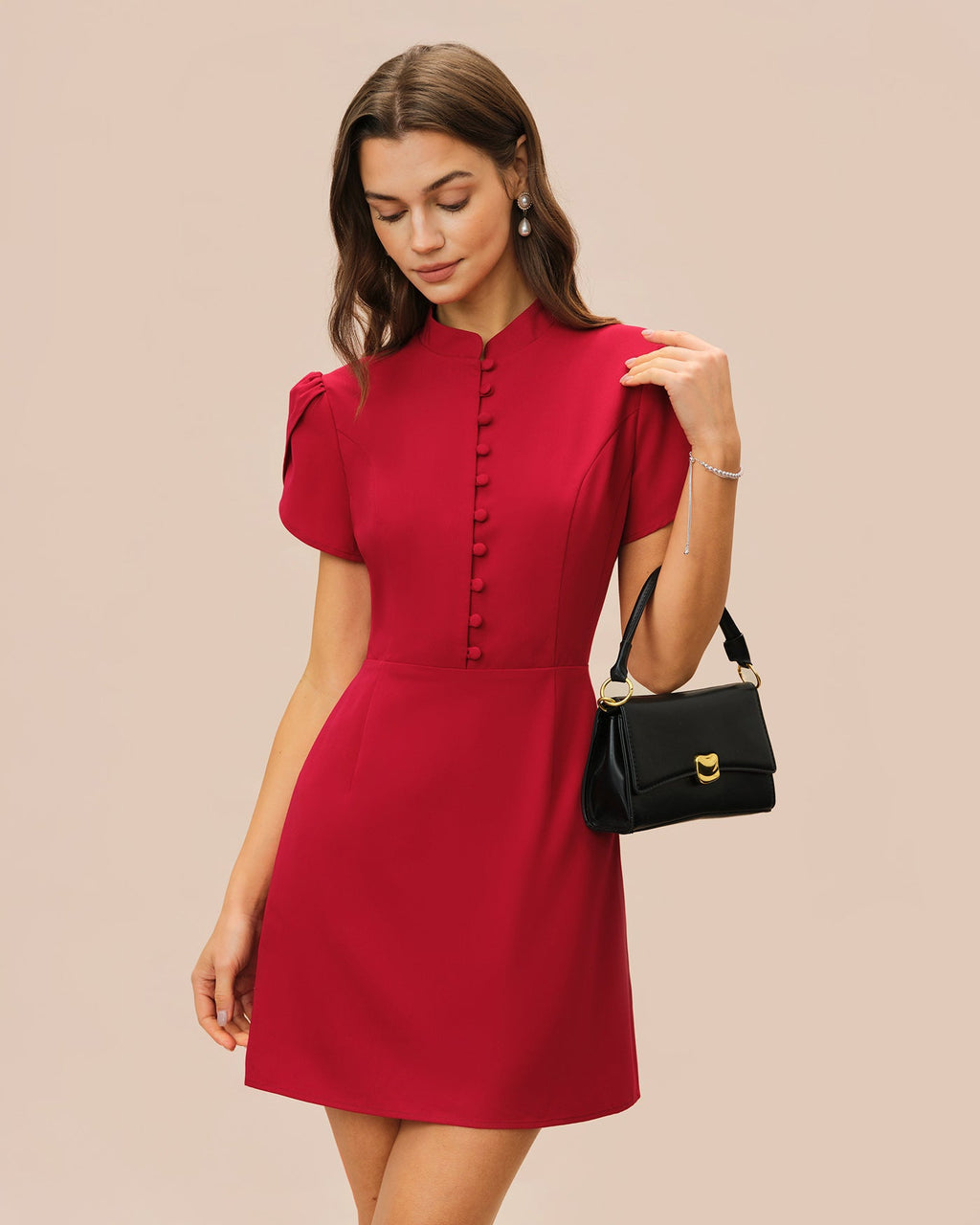 Vestido corto rojo con mangas en forma de pétalo