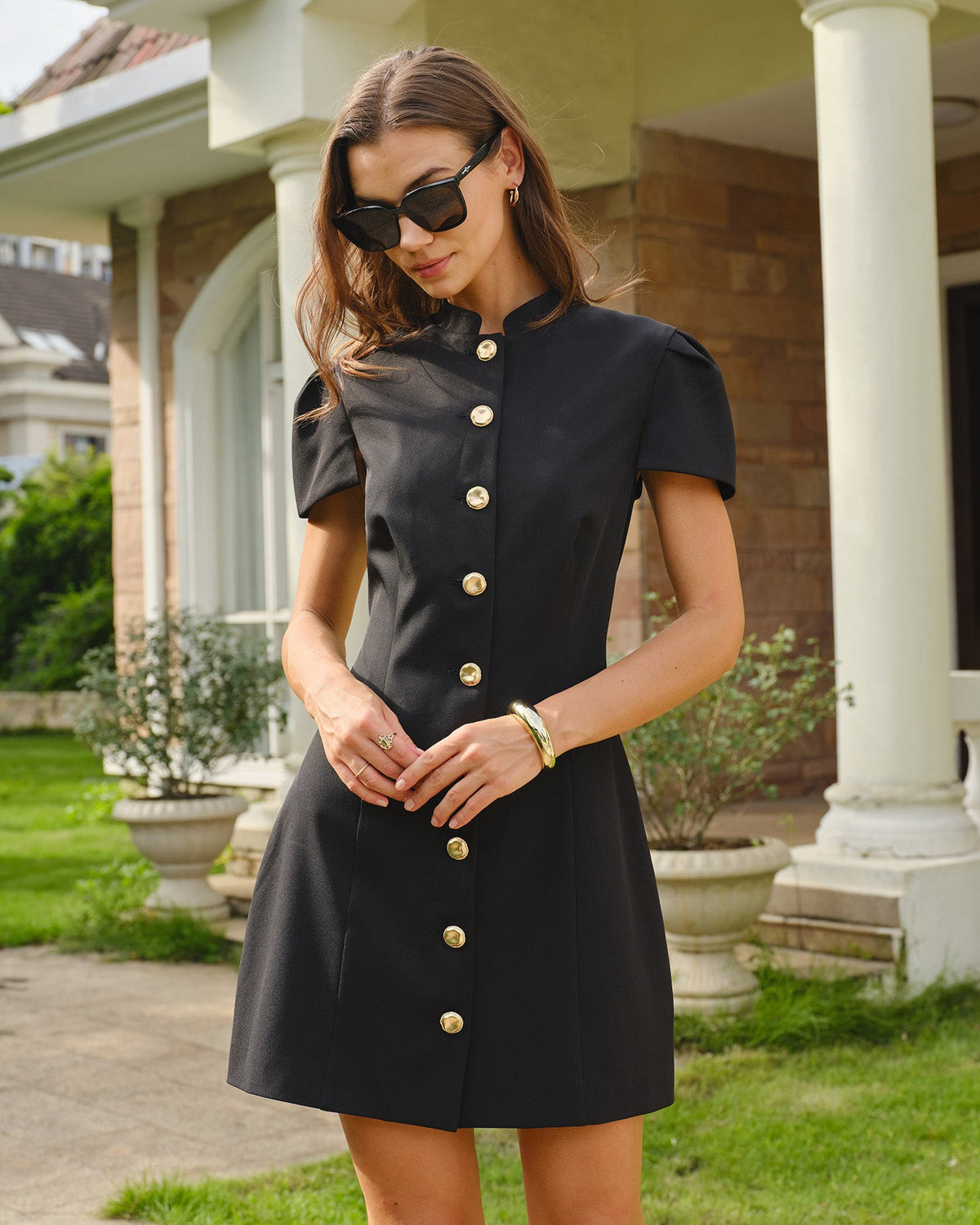 Vestido corto negro con cuello mandarín y botones