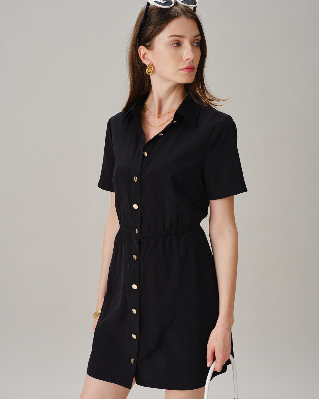 Vestido mini con cuello negro y bolsillos con botones