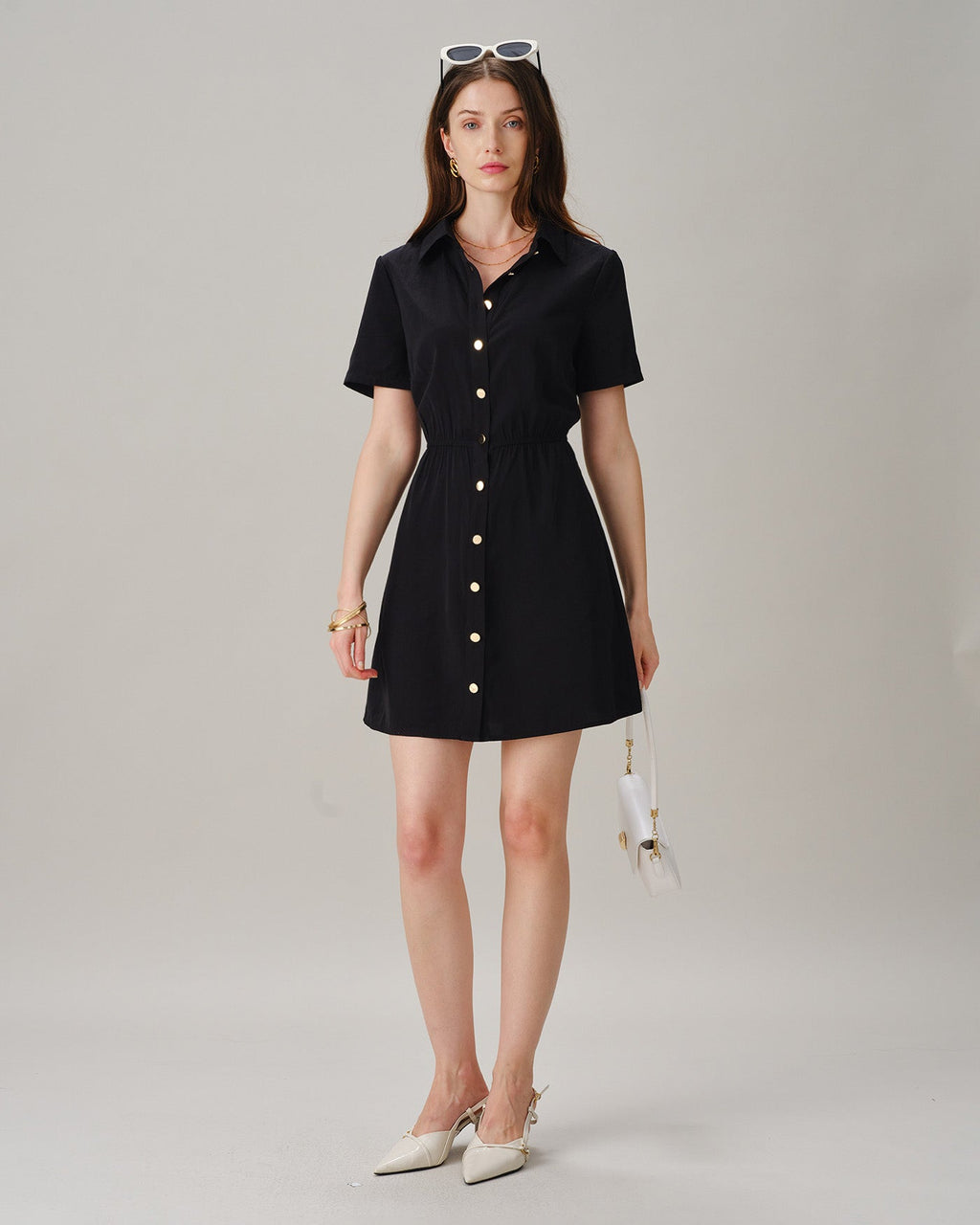 Vestido mini con cuello negro y bolsillos con botones