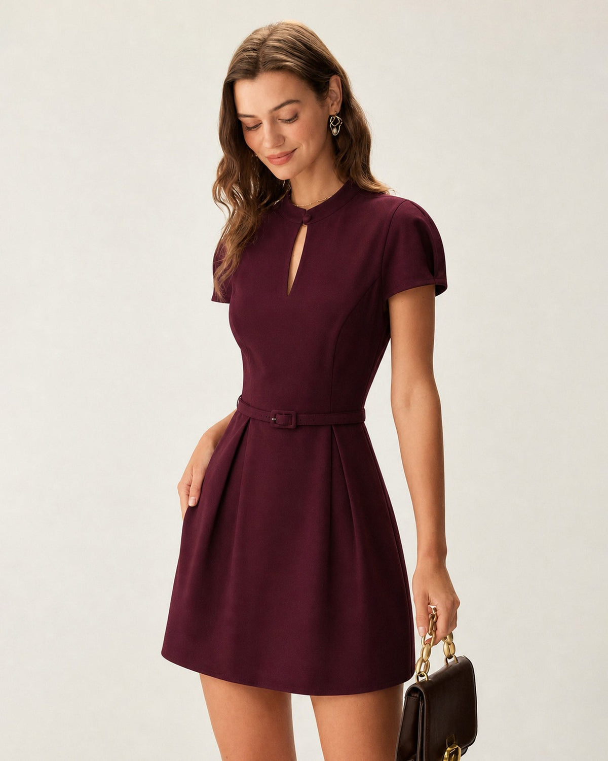 Vestido corto color vino con cuello mandarín y cinturón
