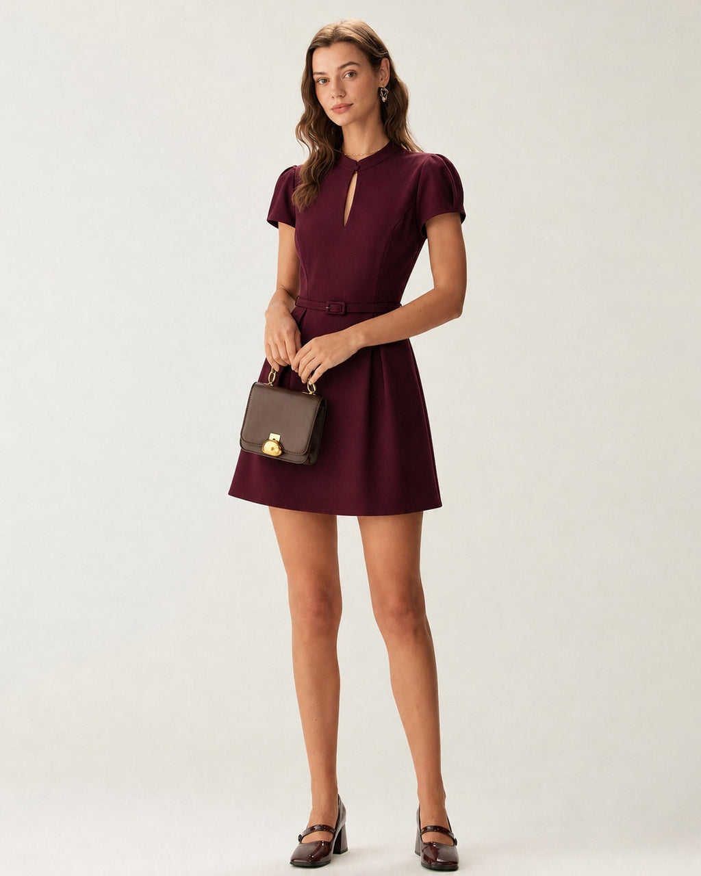 Vestido corto color vino con cuello mandarín y cinturón
