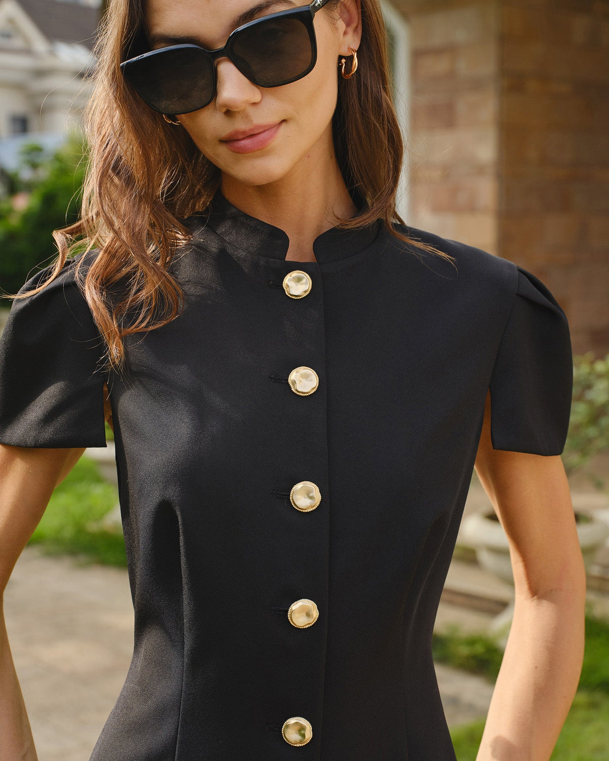 Vestido corto negro con cuello mandarín y botones